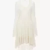 Mini-robe à encolure dégagée en dentelle brodée Mini-robe à encolure dégagée en dentelle brodée