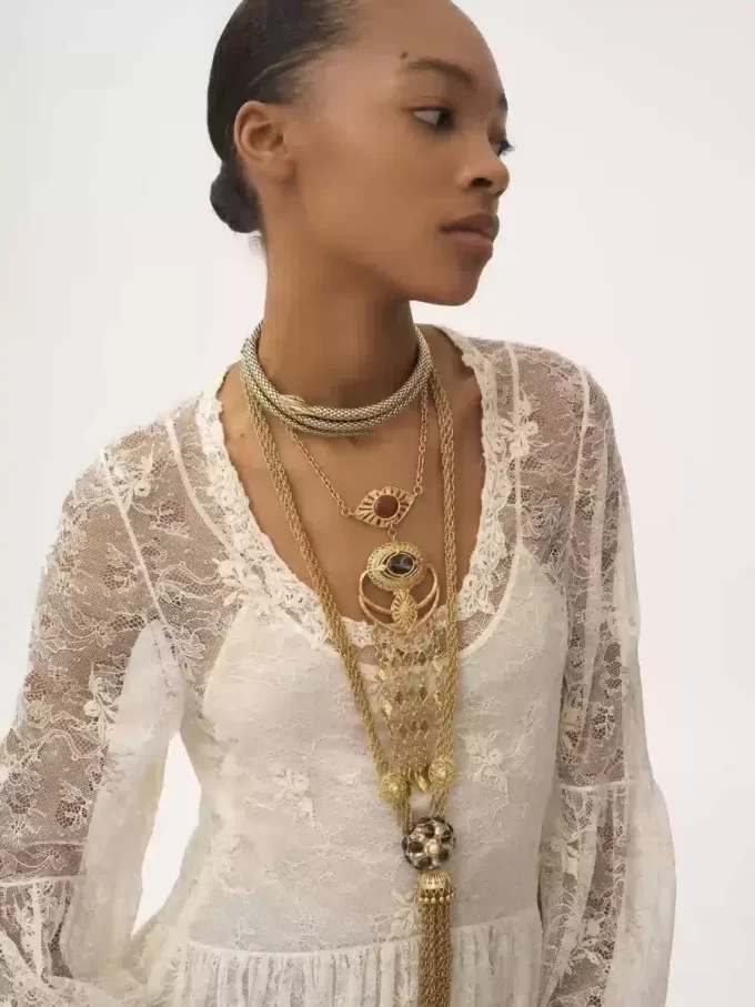 Mini-robe à encolure dégagée en dentelle brodée Mini-robe à encolure dégagée en dentelle brodée