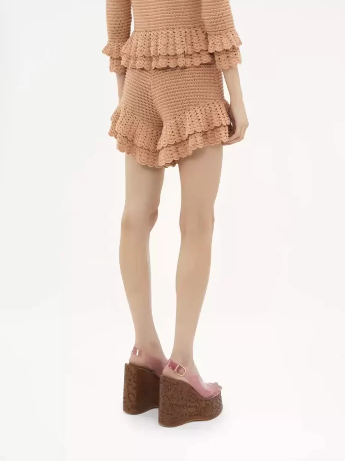 Mini short à volants en tricot crocheté