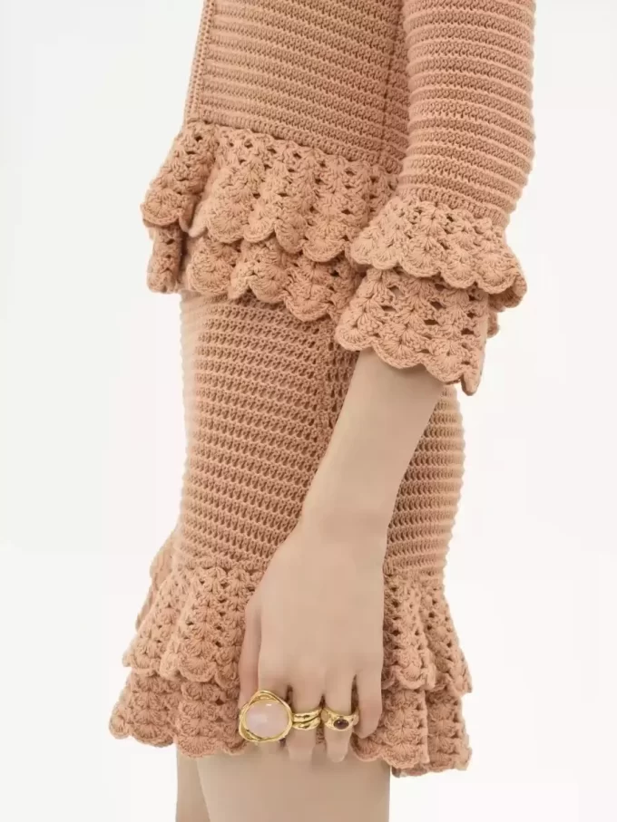 Mini short à volants en tricot crocheté
