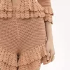 Mini short à volants en tricot crocheté
