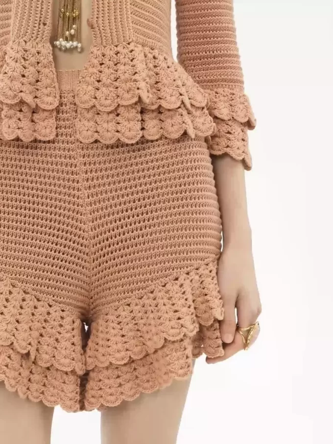 Mini short à volants en tricot crocheté