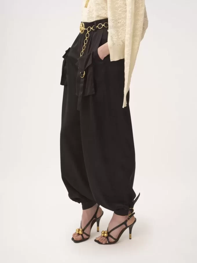 Pantalon cargo fluide en satin de soie Pantalon cargo fluide en satin de soie