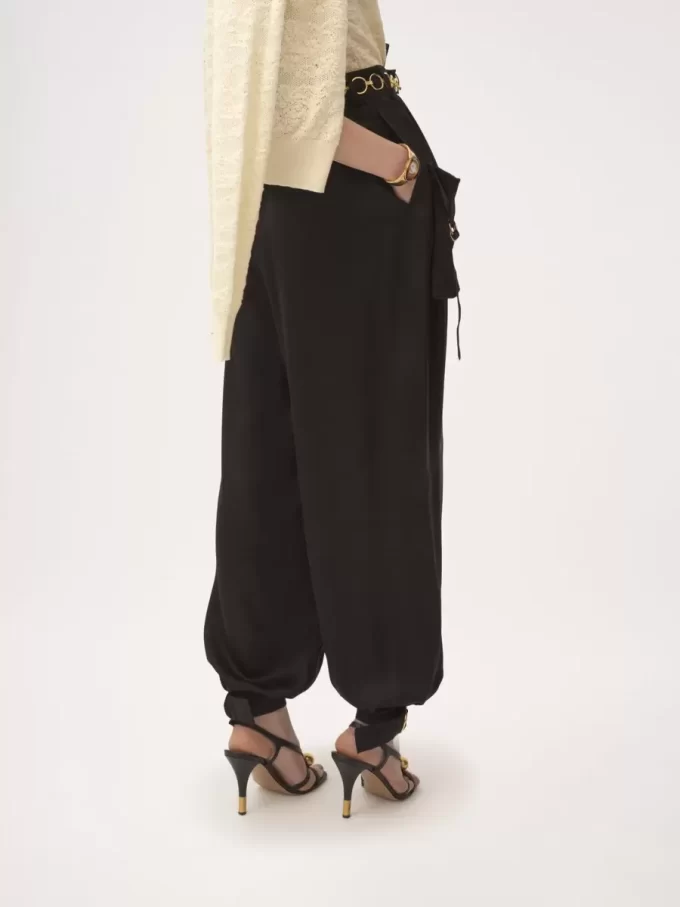 Pantalon cargo fluide en satin de soie Pantalon cargo fluide en satin de soie