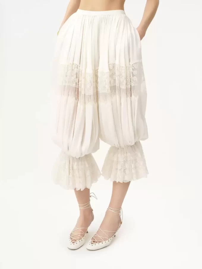 Pantalon court fluide en charmeuse de soie et dentelle Pantalon court fluide en charmeuse de soie et dentelle