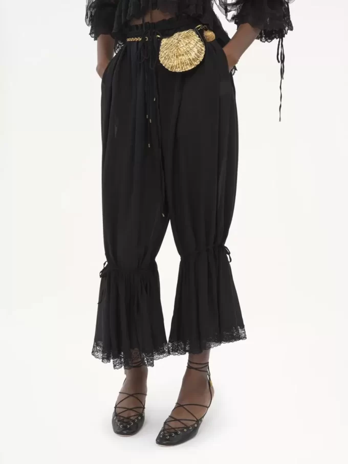 Pantalon court fluide en charmeuse de soie et dentelle Pantalon court fluide en charmeuse de soie et dentelle
