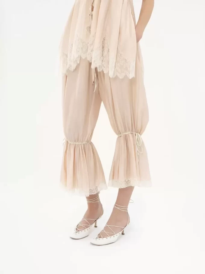 Pantalon court fluide en pongé de soie lavée et dentelle Pantalon court fluide en pongé de soie lavée et dentelle