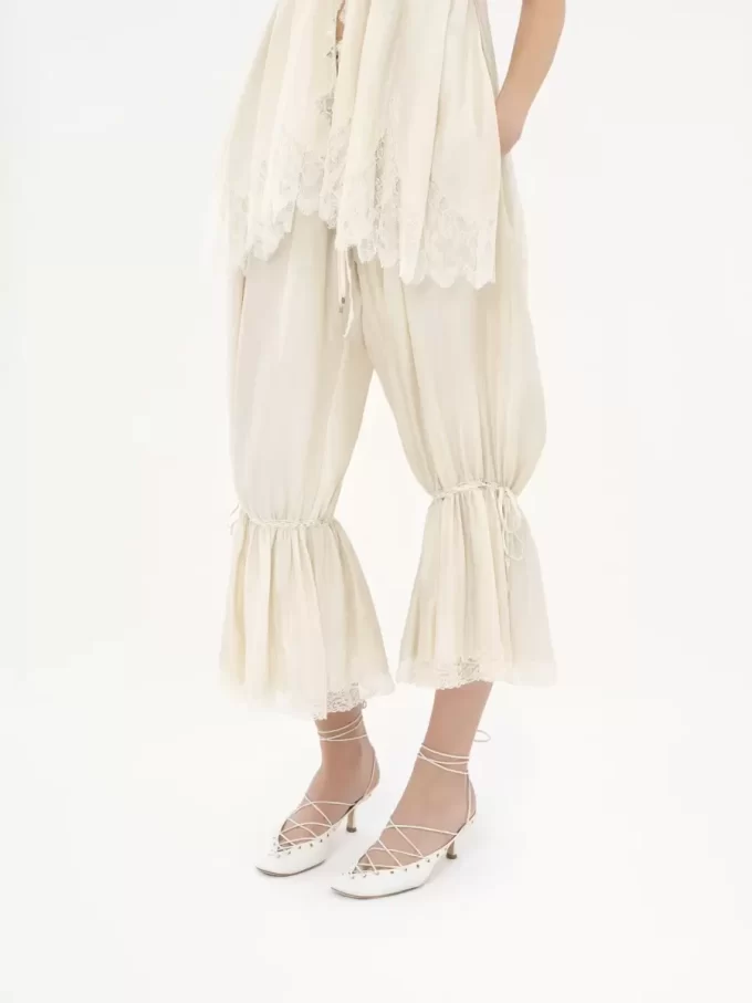 Pantalon court fluide en pongé de soie lavée et dentelle Pantalon court fluide en pongé de soie lavée et dentelle