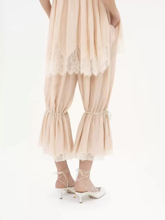 Pantalon court fluide en pongé de soie lavée et dentelle Pantalon court fluide en pongé de soie lavée et dentelle