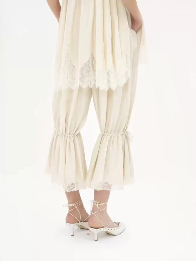 Pantalon court fluide en pongé de soie lavée et dentelle Pantalon court fluide en pongé de soie lavée et dentelle