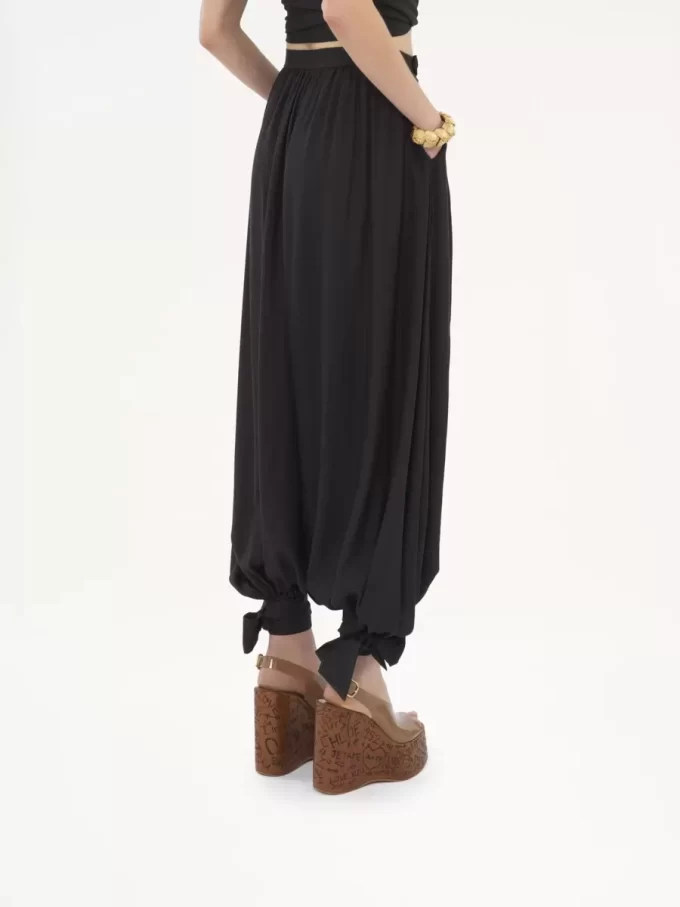Pantalon fluide plissé en charmeuse de soie Pantalon fluide plissé en charmeuse de soie