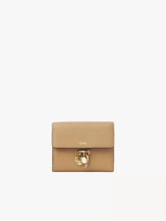 Petit portefeuille à trois volets Chloé Charms en cuir grainé