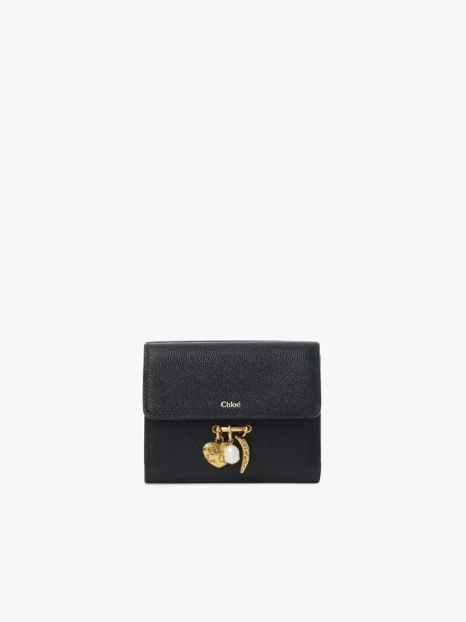 Petit portefeuille à trois volets Chloé Charms en cuir grainé Petit portefeuille à trois volets Chloé Charms en cuir grainé