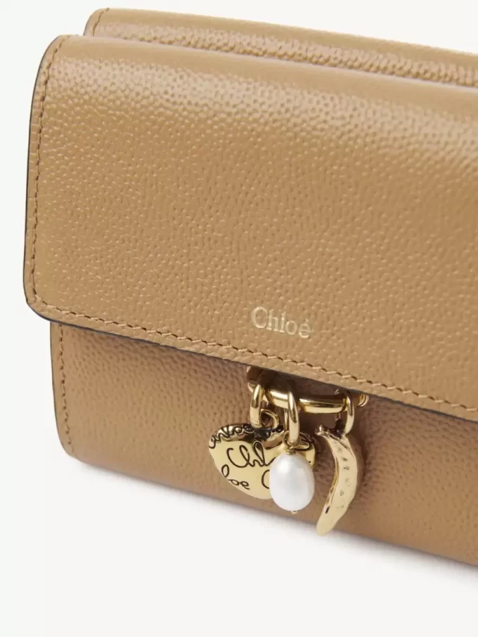 Petit portefeuille à trois volets Chloé Charms en cuir grainé