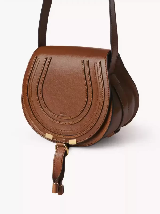 Petit sac de selle Marcie en cuir brillant Petit sac de selle Marcie en cuir brillant