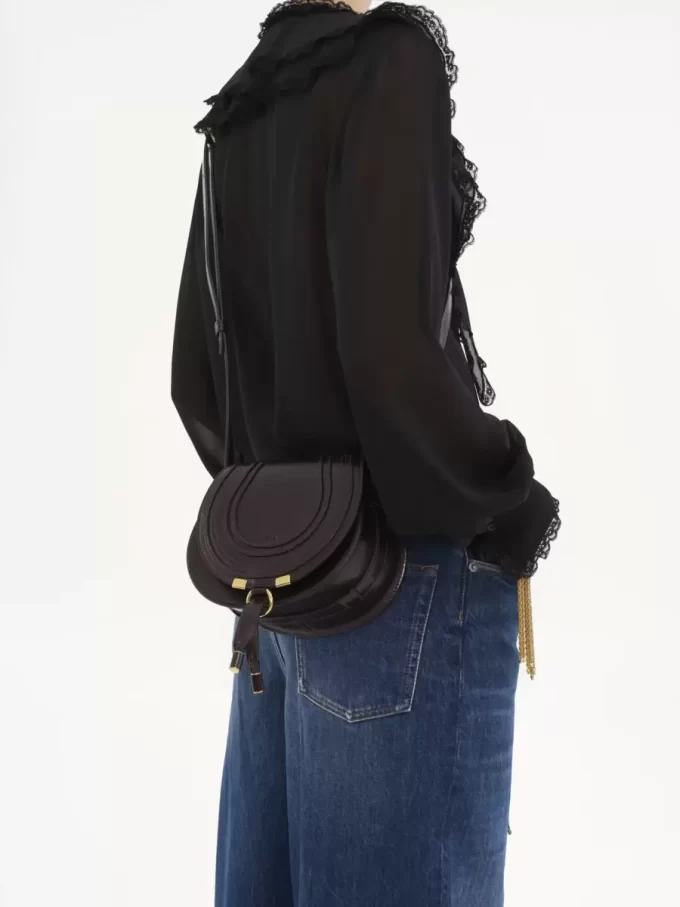 Petit sac de selle Marcie en cuir brillant Petit sac de selle Marcie en cuir brillant