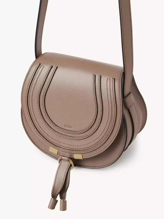 Petit sac de selle Marcie en cuir brillant Petit sac de selle Marcie en cuir brillant
