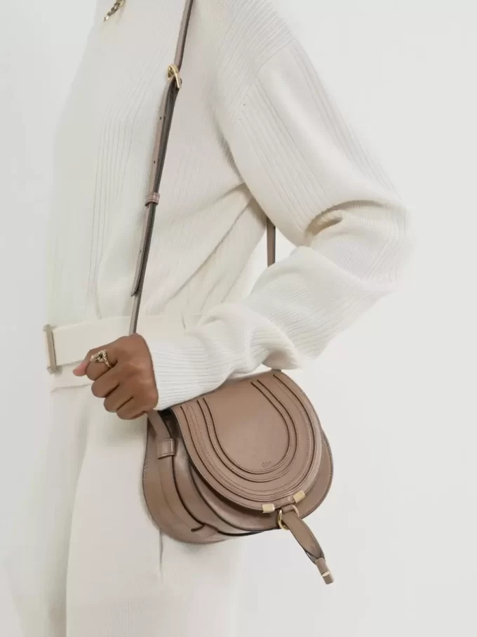 Petit sac de selle Marcie en cuir brillant Petit sac de selle Marcie en cuir brillant