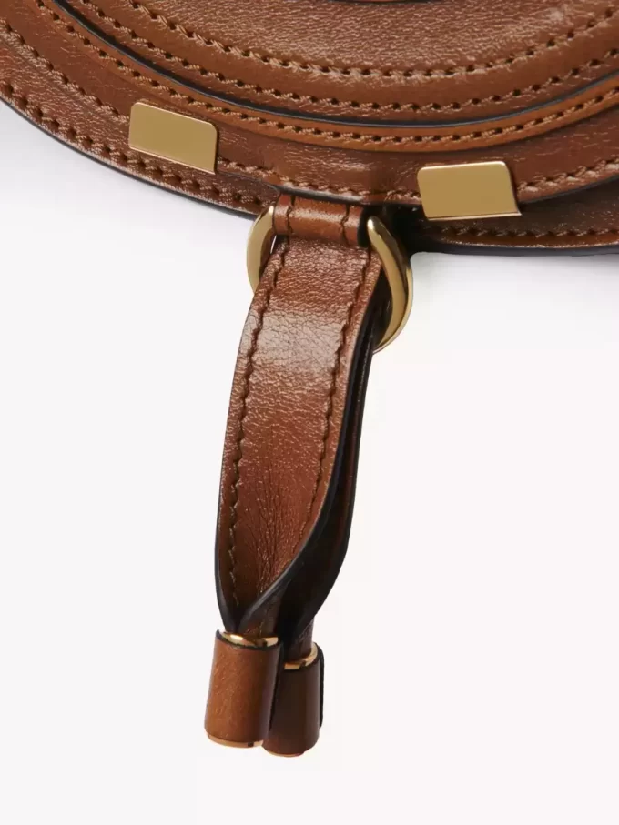 Petit sac de selle Marcie en cuir brillant Petit sac de selle Marcie en cuir brillant