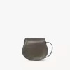 Petit sac de selle Marcie en cuir brillant Petit sac de selle Marcie en cuir brillant