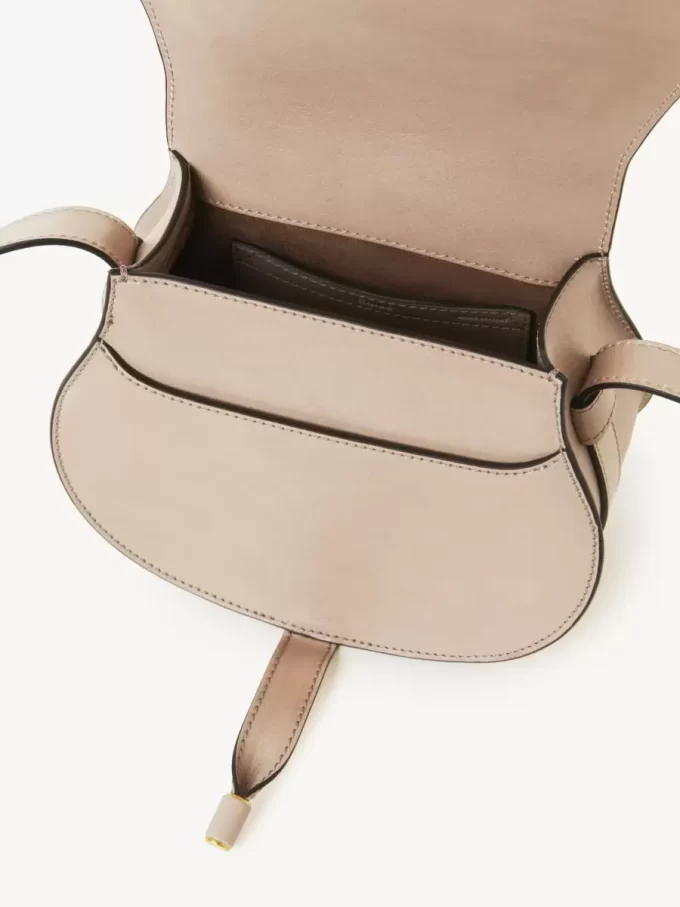 Petit sac de selle Marcie en cuir brillant Petit sac de selle Marcie en cuir brillant