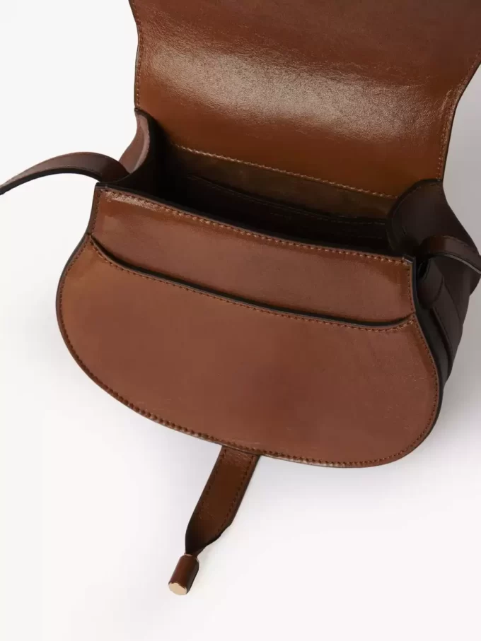 Petit sac de selle Marcie en cuir brillant Petit sac de selle Marcie en cuir brillant