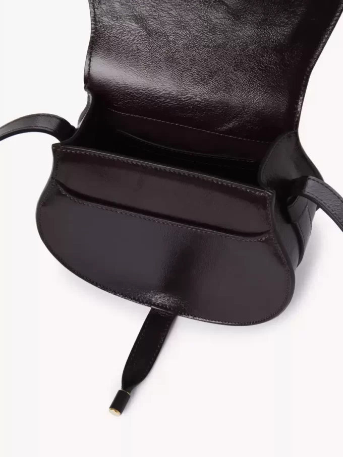 Petit sac de selle Marcie en cuir brillant Petit sac de selle Marcie en cuir brillant