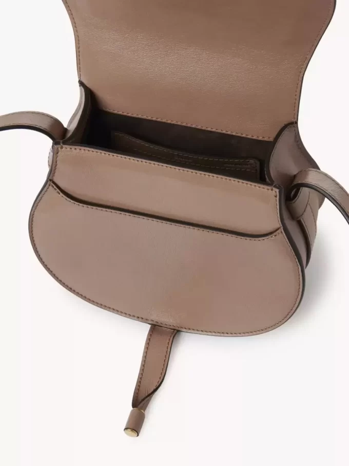 Petit sac de selle Marcie en cuir brillant Petit sac de selle Marcie en cuir brillant