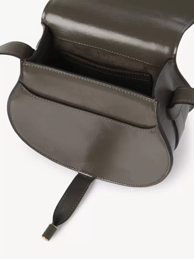 Petit sac de selle Marcie en cuir brillant Petit sac de selle Marcie en cuir brillant