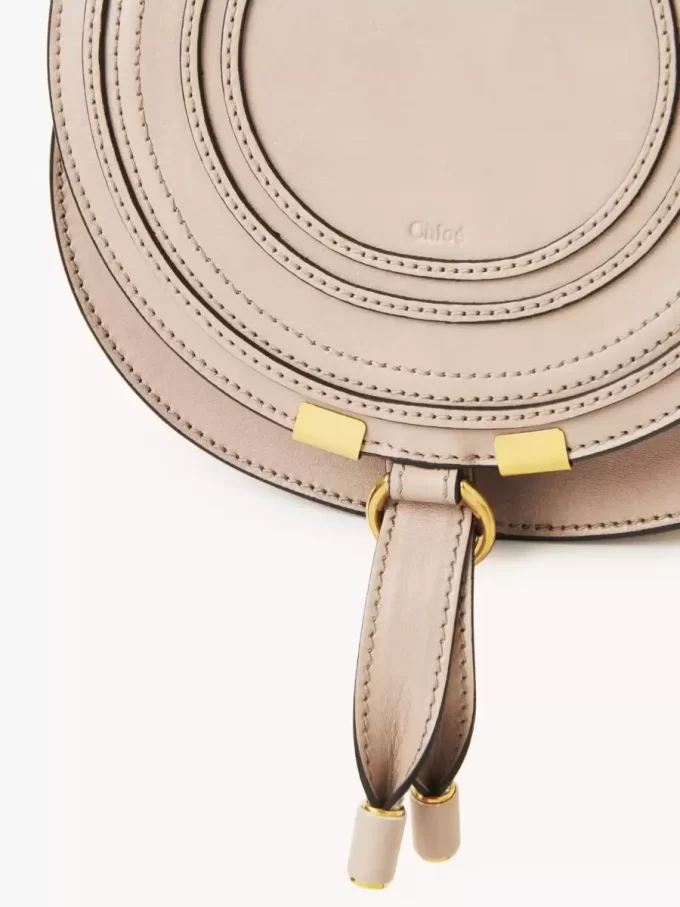 Petit sac de selle Marcie en cuir brillant Petit sac de selle Marcie en cuir brillant