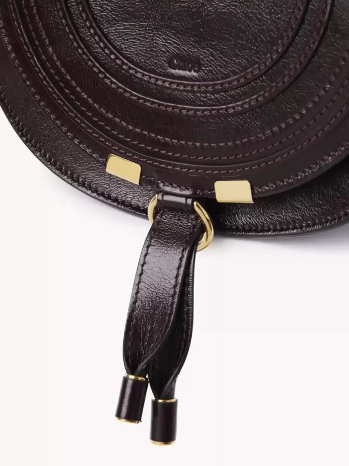 Petit sac de selle Marcie en cuir brillant Petit sac de selle Marcie en cuir brillant