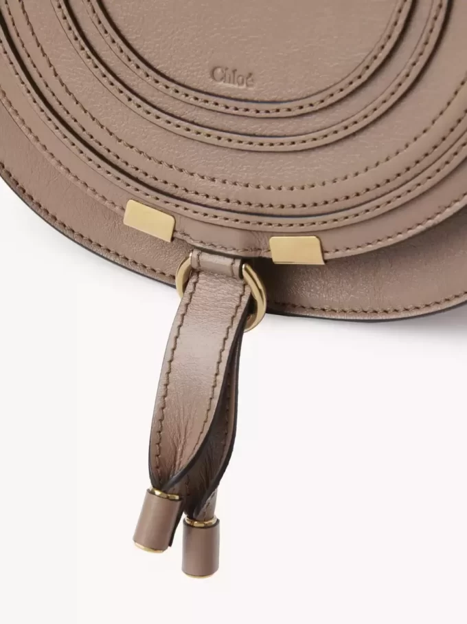 Petit sac de selle Marcie en cuir brillant Petit sac de selle Marcie en cuir brillant