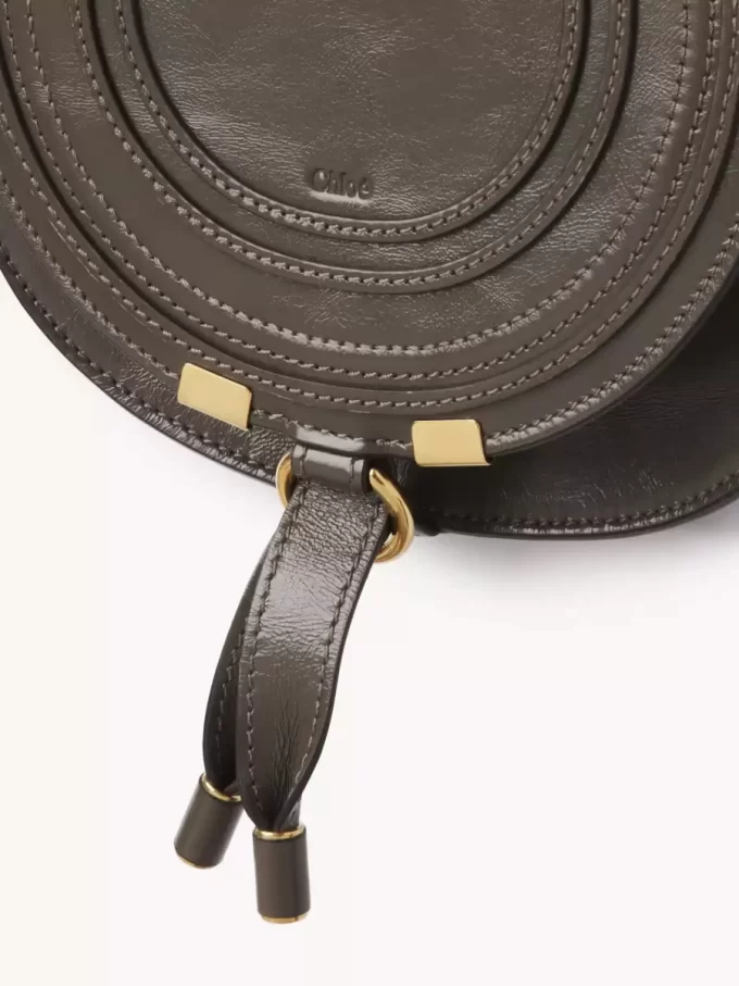 Petit sac de selle Marcie en cuir brillant Petit sac de selle Marcie en cuir brillant