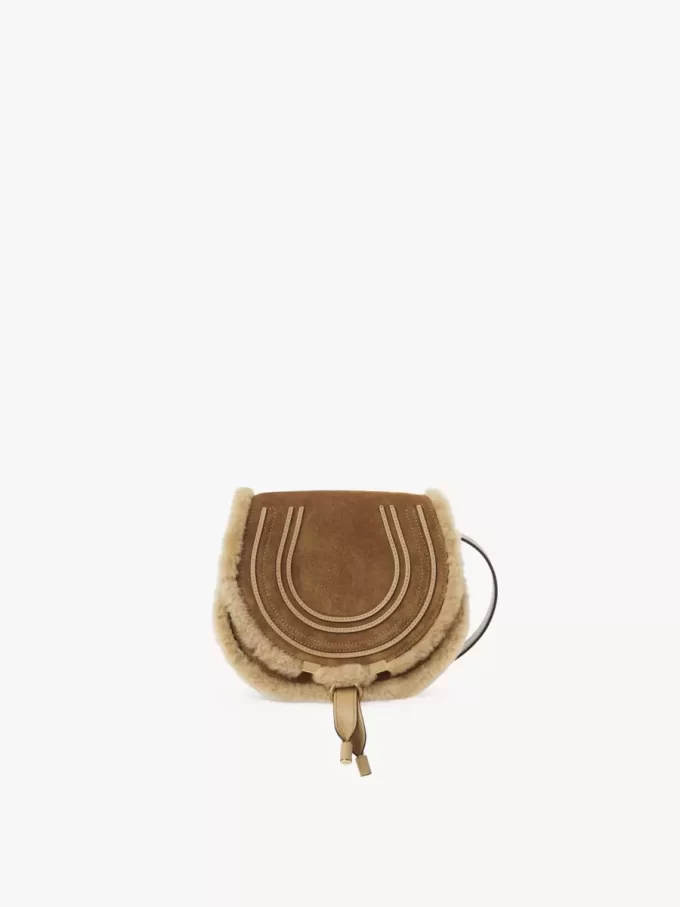 Petit sac de selle Marcie en cuir suédé et peau lainée Petit sac de selle Marcie en cuir suédé et peau lainée