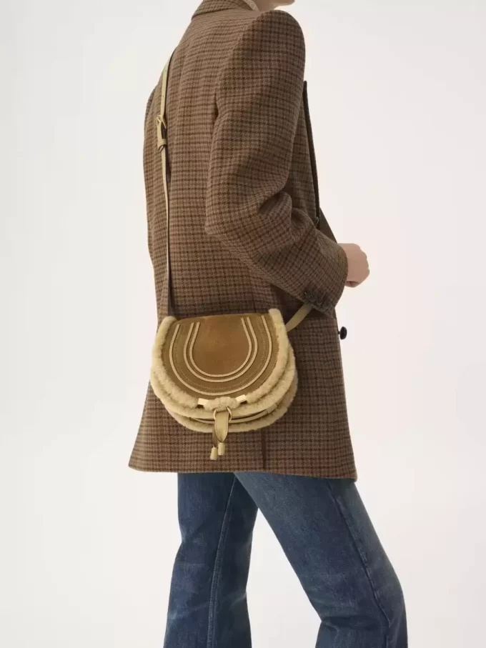 Petit sac de selle Marcie en cuir suédé et peau lainée Petit sac de selle Marcie en cuir suédé et peau lainée