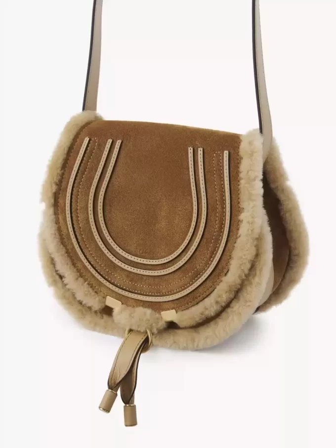 Petit sac de selle Marcie en cuir suédé et peau lainée Petit sac de selle Marcie en cuir suédé et peau lainée