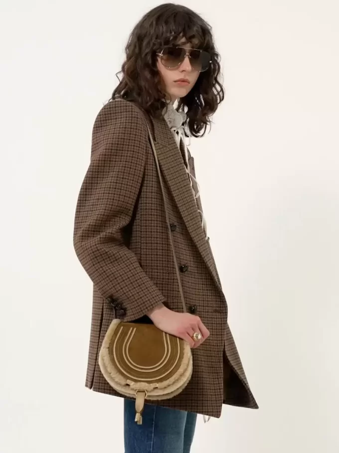 Petit sac de selle Marcie en cuir suédé et peau lainée Petit sac de selle Marcie en cuir suédé et peau lainée