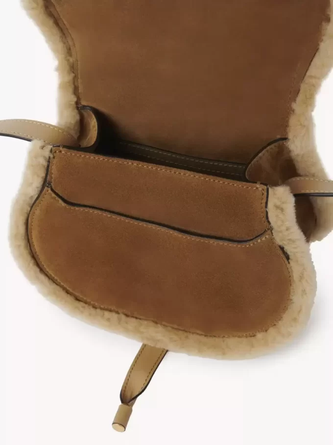 Petit sac de selle Marcie en cuir suédé et peau lainée Petit sac de selle Marcie en cuir suédé et peau lainée