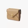 Petite enveloppe à trois volets en cuir grainé Petite enveloppe à trois volets en cuir grainé