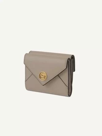 Petite enveloppe à trois volets en cuir grainé Petite enveloppe à trois volets en cuir grainé