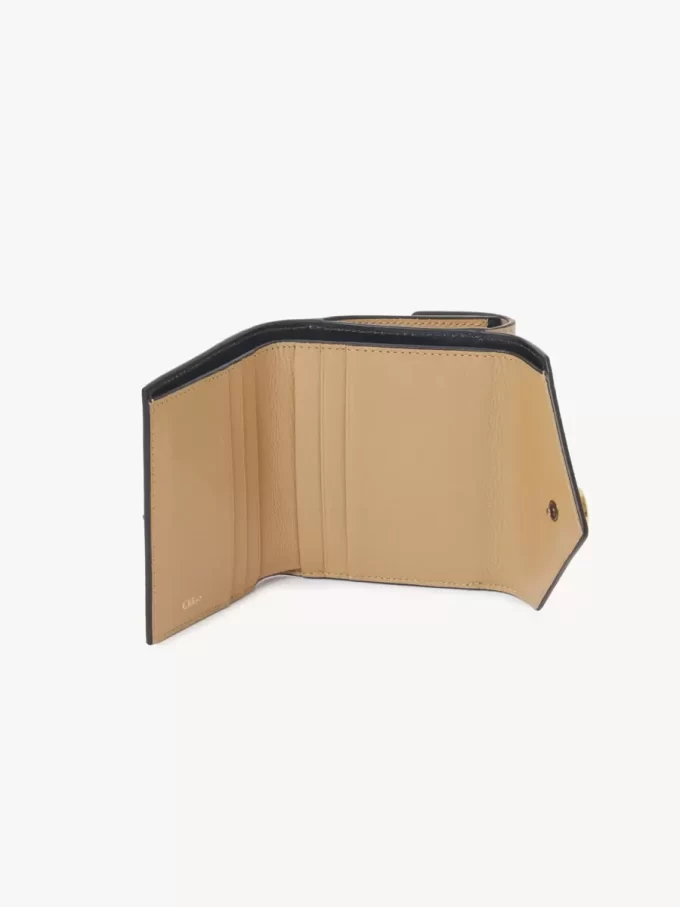 Petite enveloppe à trois volets en cuir grainé Petite enveloppe à trois volets en cuir grainé