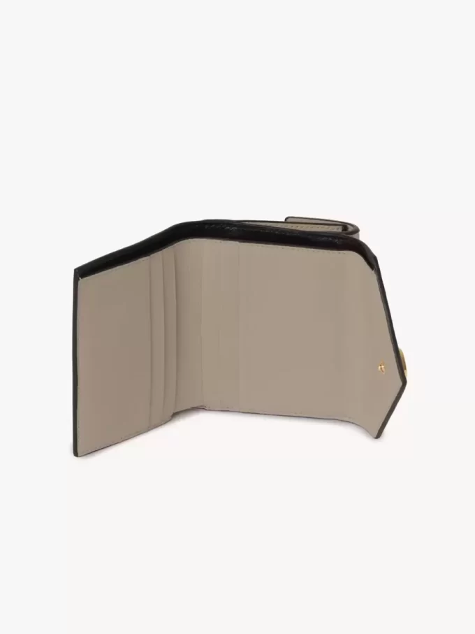 Petite enveloppe à trois volets en cuir grainé Petite enveloppe à trois volets en cuir grainé