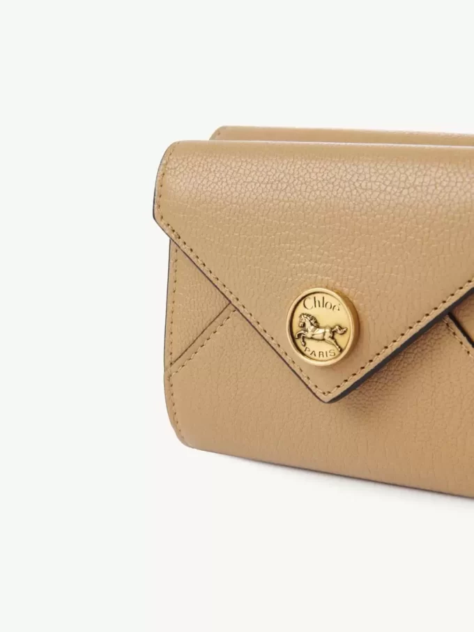 Petite enveloppe à trois volets en cuir grainé Petite enveloppe à trois volets en cuir grainé