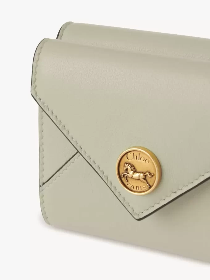 Petite enveloppe à trois volets en cuir grainé Petite enveloppe à trois volets en cuir grainé