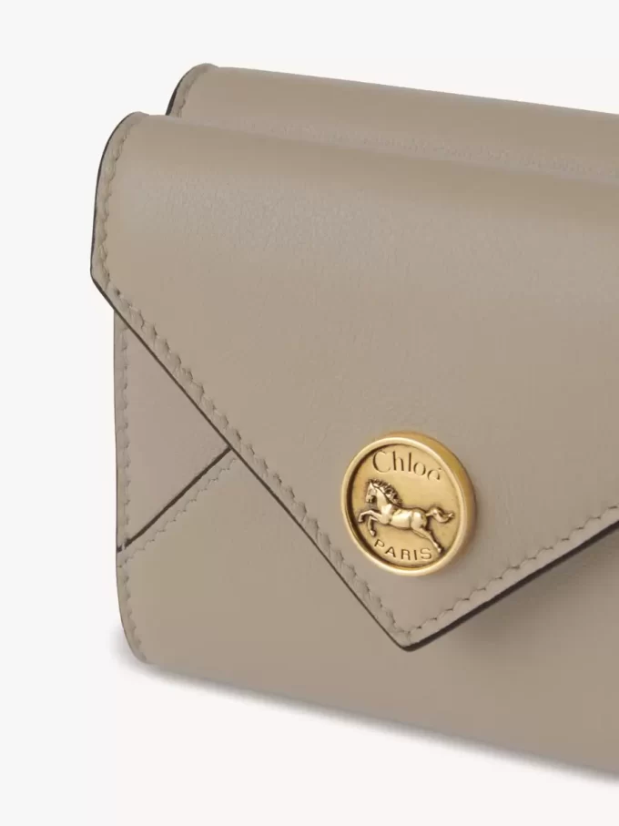 Petite enveloppe à trois volets en cuir grainé Petite enveloppe à trois volets en cuir grainé
