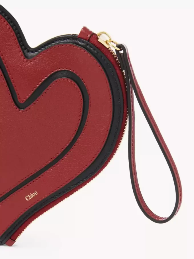Pochette plate Chloé Symbols Heart en cuir grainé Pochette plate Chloé Symbols Heart en cuir grainé