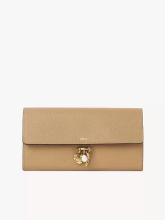 Portefeuille long à rabat Chloé Charms en cuir grainé