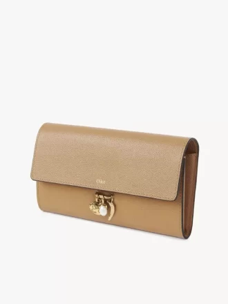 Portefeuille long à rabat Chloé Charms en cuir grainé