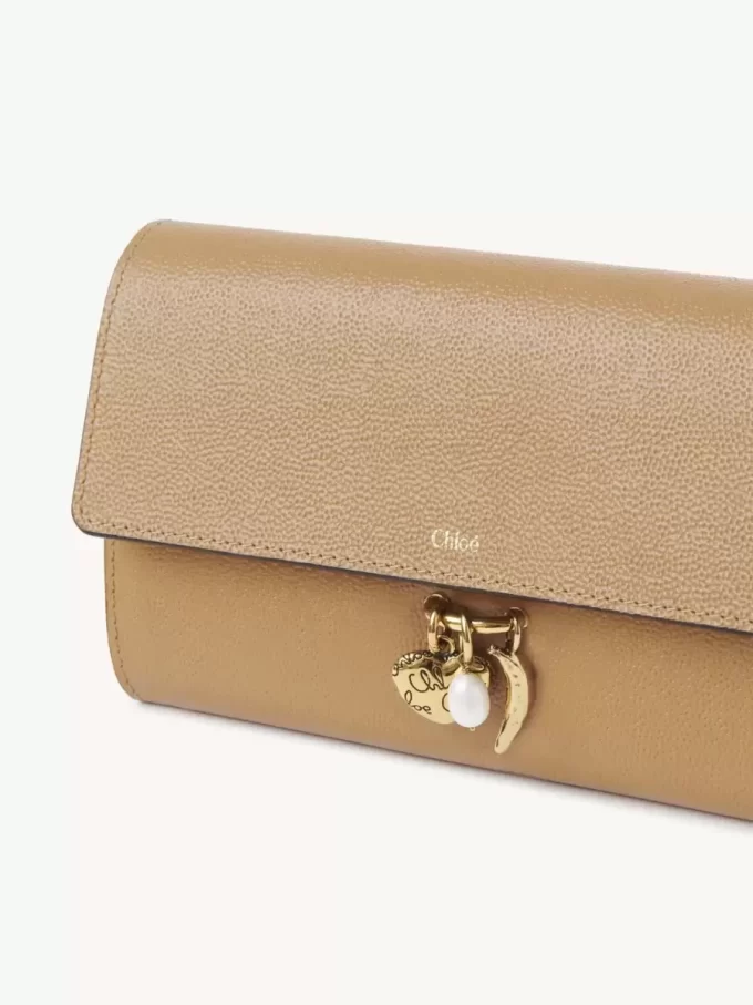 Portefeuille long à rabat Chloé Charms en cuir grainé Portefeuille long à rabat Chloé Charms en cuir grainé