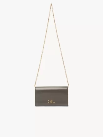 portefeuille rabat iconique chlo sur chane en cuir brillant 1 330x440 - Portefeuille &agrave; rabat iconique Chlo&eacute; sur cha&icirc;ne en cuir brillant